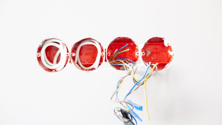 Câble électrique sans gaine dans un mur : ce que disent vraiment les normes